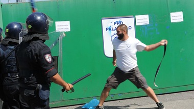 Brescia-Cagliari, scontri tra ultras Arrivano i primi Daspo dell'anno