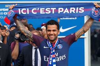 Dani Alves "collezionatore di titoli": raggiunte le leggende Dalglish e Giggs