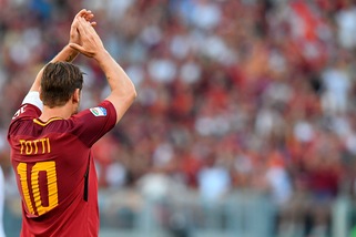 Serie A Roma, la maglia di Totti lanciata nello spazio
