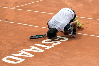 Fognini, dopo la vittoria bacia la terra di Gstaad