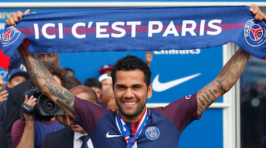 Dani Alves "collezionatore di titoli": raggiunte le leggende Dalglish e Giggs