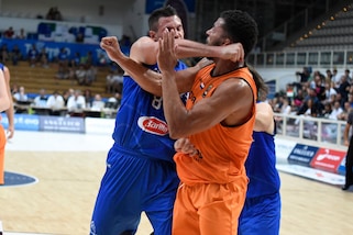 Italia-Olanda, follia Gallinari: pugno in faccia all'avversario ed espulsione