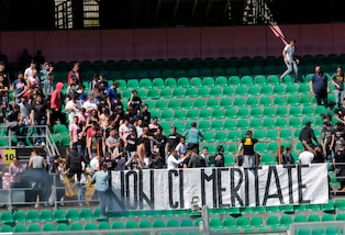 Serie B Palermo, botteghino dello stadio in fiamme: la polizia indaga