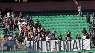 Serie B Palermo, botteghino dello stadio in fiamme: la polizia indaga