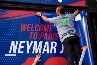 Psg, tifosi in delirio a Parigi per Neymar