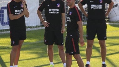 Atletico Madrid, Simeone sorridente insieme al suo staff