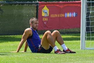 Roma, parla Monchi: «Strootman alla Juventus? Ora pensiamo solo a comprare»