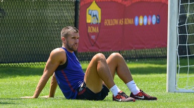 Roma, parla Monchi: «Strootman alla Juventus? Ora pensiamo solo a comprare»