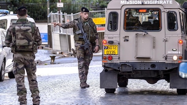 Parigi, aggressione in auto contro 6 militari