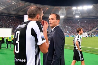Tensione Juventus: il faccia a faccia Allegri-Chiellini fotografa il momento