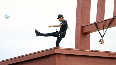 Cosa ci fa Neymar su una sedia gigante e rotta?