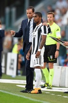 Verso Genoa-Juventus: Allegri tentato da Douglas Costa
