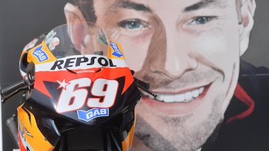 MotoGp, Rossi regala casco alla famiglia di Hayden