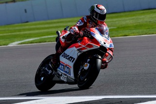 MotoGp Silverstone: Lorenzo vola nelle quarte libere, Rossi 9°