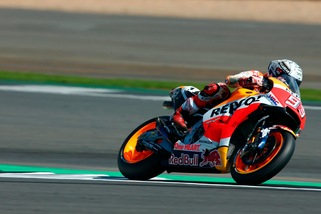 MotoGp Silverstone: pole per Marquez, Rossi 2°