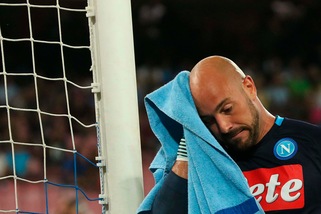 Napoli, fiato sospeso: il Psg chiama e Reina esce in lacrime dal San Paolo