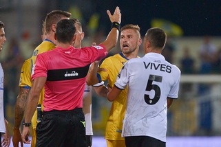 Serie B, gli squalificati: tre turni a Dionisi per una manata