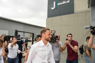 Juventus, Höwedes arriva al JMedical: le prime immagini