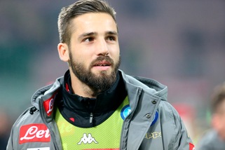 Calciomercato, Pavoletti è a Cagliari: bagno di folla dei tifosi