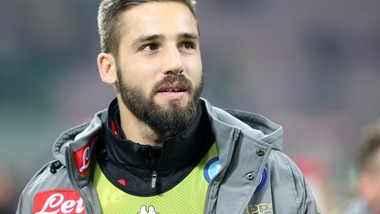 Calciomercato, Pavoletti è a Cagliari: bagno di folla dei tifosi