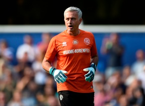 Mourinho, show in porta nella partita per la Grenfell Tower