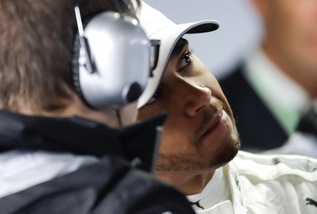 F1, Gp d'Italia: show Hamilton, che sgommate in moto!