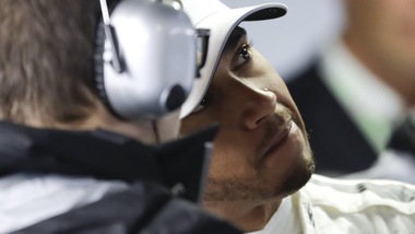 F1, Gp d'Italia: show Hamilton, che sgommate in moto!