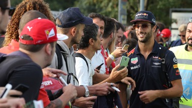 F1, Ricciardo show con la telecamera