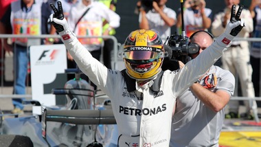 F1, Hamilton: «Per il mondiale c'è ancora tanta strada»