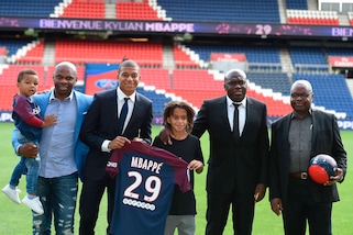 Psg, Mbappé si presenta: con lui anche la famiglia