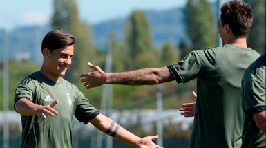 Juventus, l'abbraccio tra Dybala e Mandzukic in allenamento