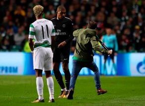 Psg, paura per Mbappé: tifoso Celtic invade il campo e tenta di aggredirlo