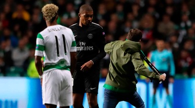 Psg, paura per Mbappé: tifoso Celtic invade il campo e tenta di aggredirlo