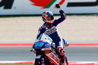 Moto3, brividi per Martin: un'auto lo investe in allenamento