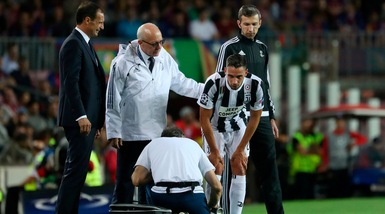 Juventus, De Sciglio esce con le stampelle dal Camp Nou