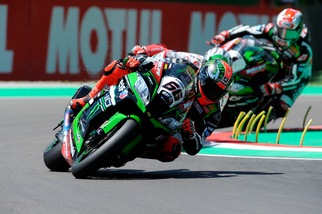 Sbk, Portogallo: spaventoso incidente per Sykes, moto in fiamme