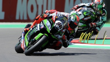 Sbk, Portogallo: spaventoso incidente per Sykes, moto in fiamme