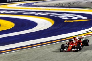 F1 Singapore, Vettel va in pole con la Ferrari: successo a 1,55