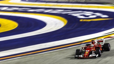 F1 Singapore, Vettel va in pole con la Ferrari: successo a 1,55