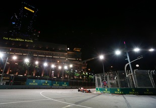 F1, Gp Singapore: disastro al via, Ferrari fuori e Hamilton al comando