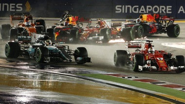 F1 Gp Singapore, Vettel: «Ho cercato di chiudere Verstappen e ho sentito la botta»