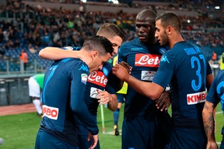 Serie A, il Napoli ribalta la Lazio e si conferma in testa. Il Milan piega la Spal di rigore