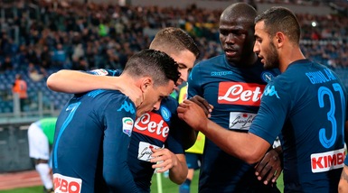 Serie A, il Napoli ribalta la Lazio e si conferma in testa. Il Milan piega la Spal di rigore