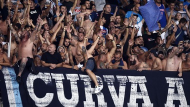 Napoli, 30 tifosi del Feyenoord con un biglietto: vietato ingresso allo stadio