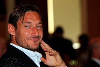 Totti, quanti auguri per lo storico capitano della Roma: «Più facile col vostro affetto»