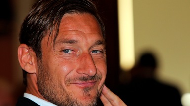 Totti, quanti auguri per lo storico capitano della Roma: «Più facile col vostro affetto»