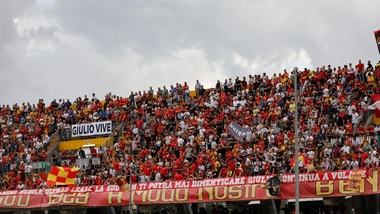 Serie A Benevento, "diktat" dei tifosi: «No ai vessilli dell'Inter in curva»