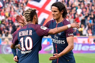 Cavani-Neymar, baci e abbracci nella goleada del Psg. E sul rigore...