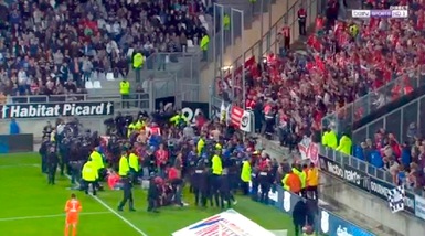 Amiens-Lilla, crolla la tribuna e i tifosi volano giù: quattro feriti gravi