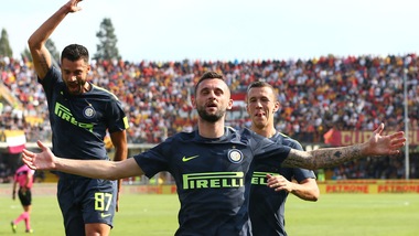Serie A, l'Inter vola con Brozovic: doppietta e Benevento ko